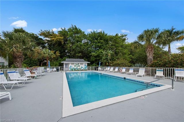 1240 Sarah Jean CIR M205, Naples, FL 34110