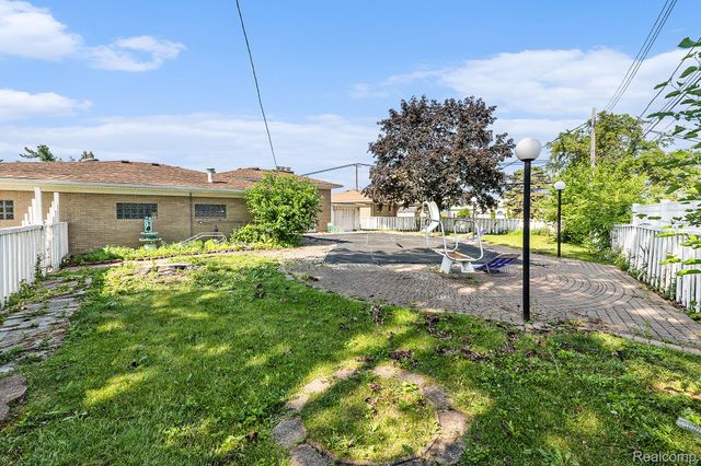 29242 Lorraine Court, Warren, MI 48093