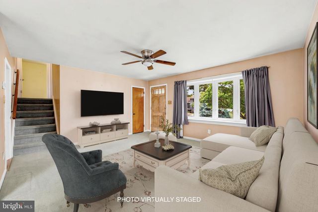 2916 LARKSPUR LN, Secane, PA 19018