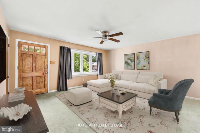 2916 LARKSPUR LN, Secane, PA 19018