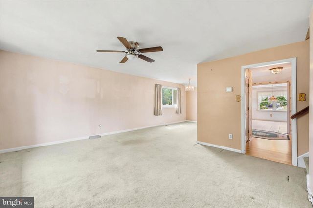 2916 LARKSPUR LN, Secane, PA 19018