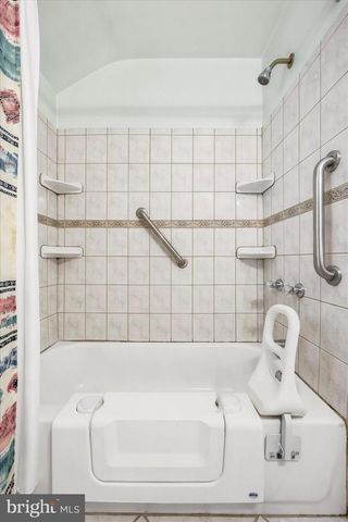 2916 LARKSPUR LN, Secane, PA 19018
