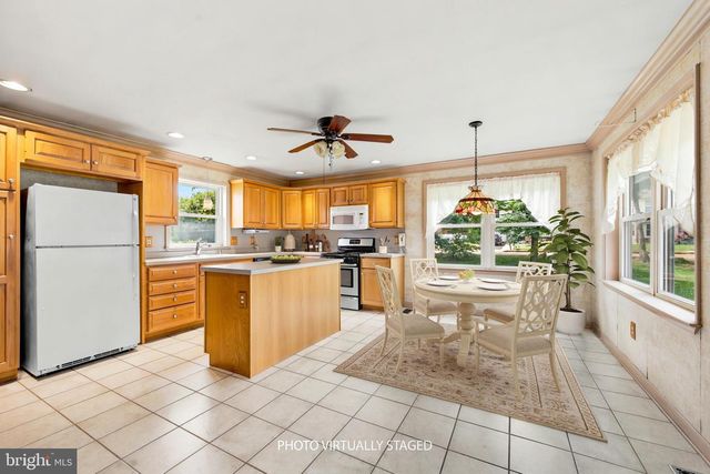 2916 LARKSPUR LN, Secane, PA 19018