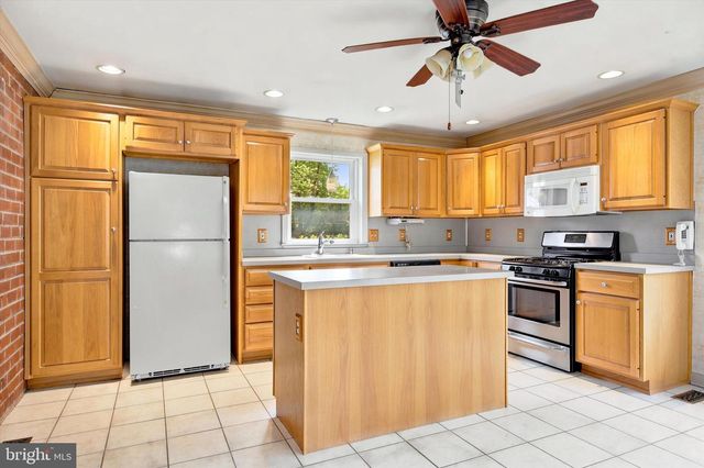 2916 LARKSPUR LN, Secane, PA 19018