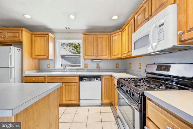 2916 LARKSPUR LN, Secane, PA 19018