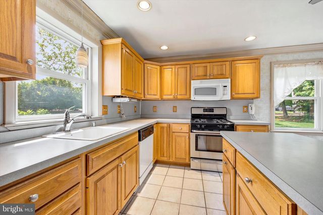 2916 LARKSPUR LN, Secane, PA 19018