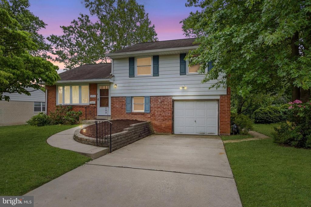 2916 LARKSPUR LN, Secane, PA 19018