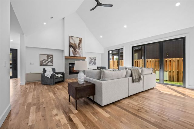 704 NW 7th Street, Bentonville, AR 72712