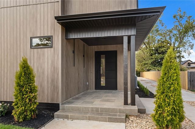 704 NW 7th Street, Bentonville, AR 72712