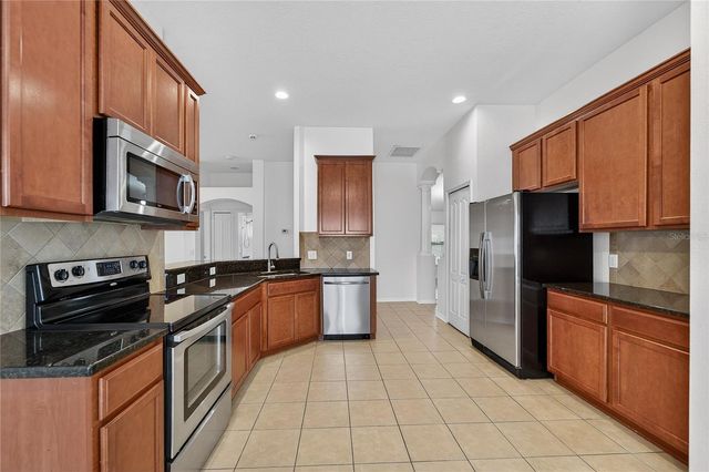 431 WESTCHESTER HILLS LANE, Valrico, FL 33594