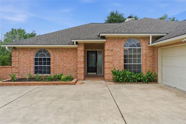 107 Forest Court, Conroe, TX 77356