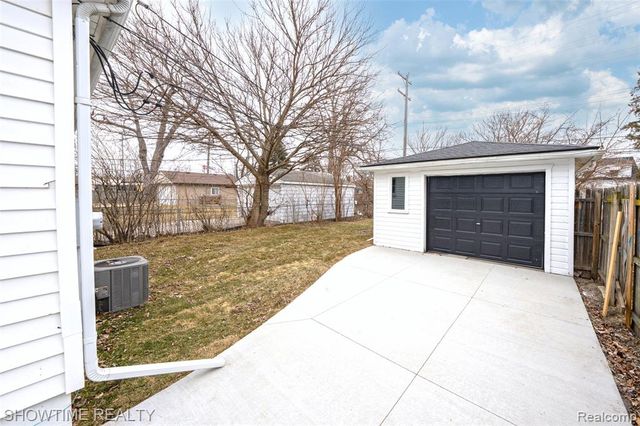 22620 Raven Avenue, Eastpointe, MI 48021