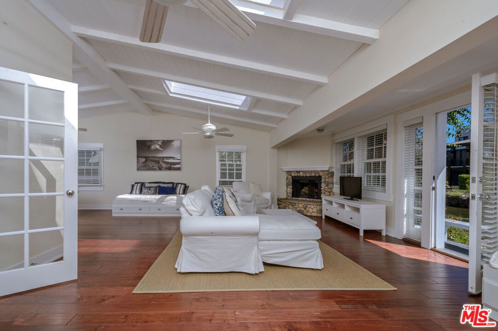 Image 12 of property listing at 2323 Grand Canal, Venice, CA 90291