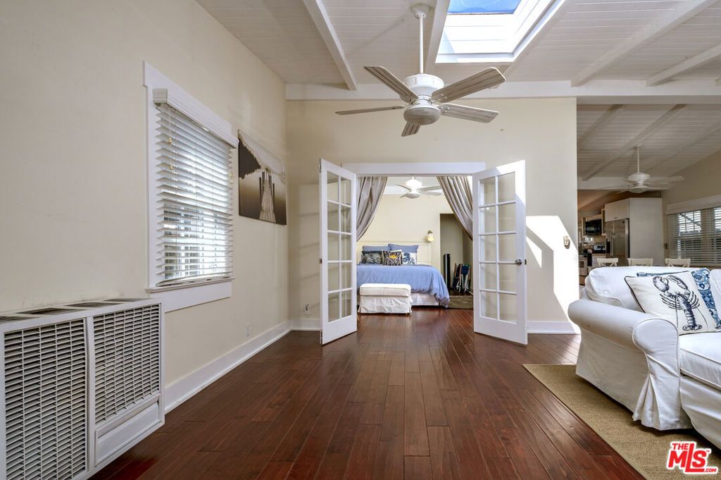 Image 14 of property listing at 2323 Grand Canal, Venice, CA 90291