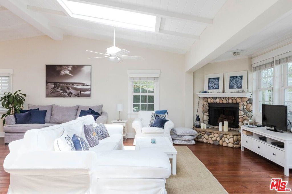 Image 16 of property listing at 2323 Grand Canal, Venice, CA 90291