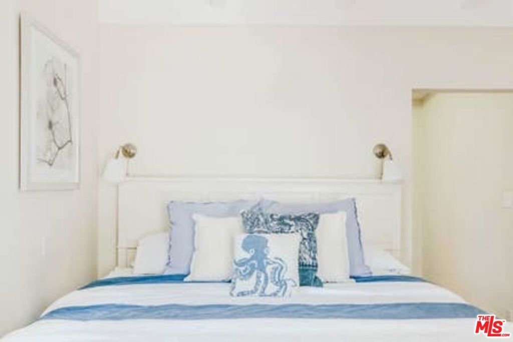 Image 19 of property listing at 2323 Grand Canal, Venice, CA 90291