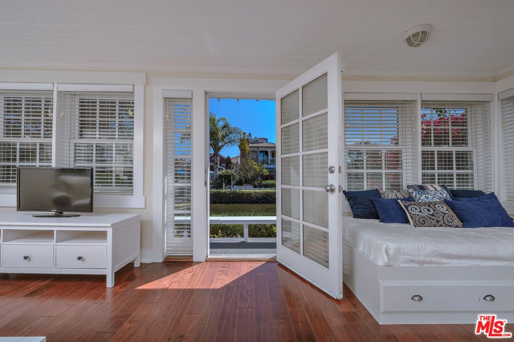 Image 2 of property listing at 2323 Grand Canal, Venice, CA 90291