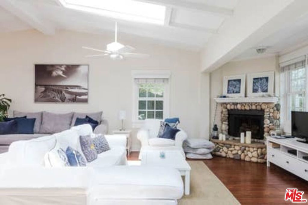 Image 25 of property listing at 2323 Grand Canal, Venice, CA 90291