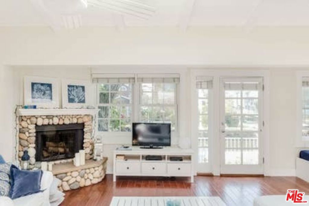 Image 26 of property listing at 2323 Grand Canal, Venice, CA 90291