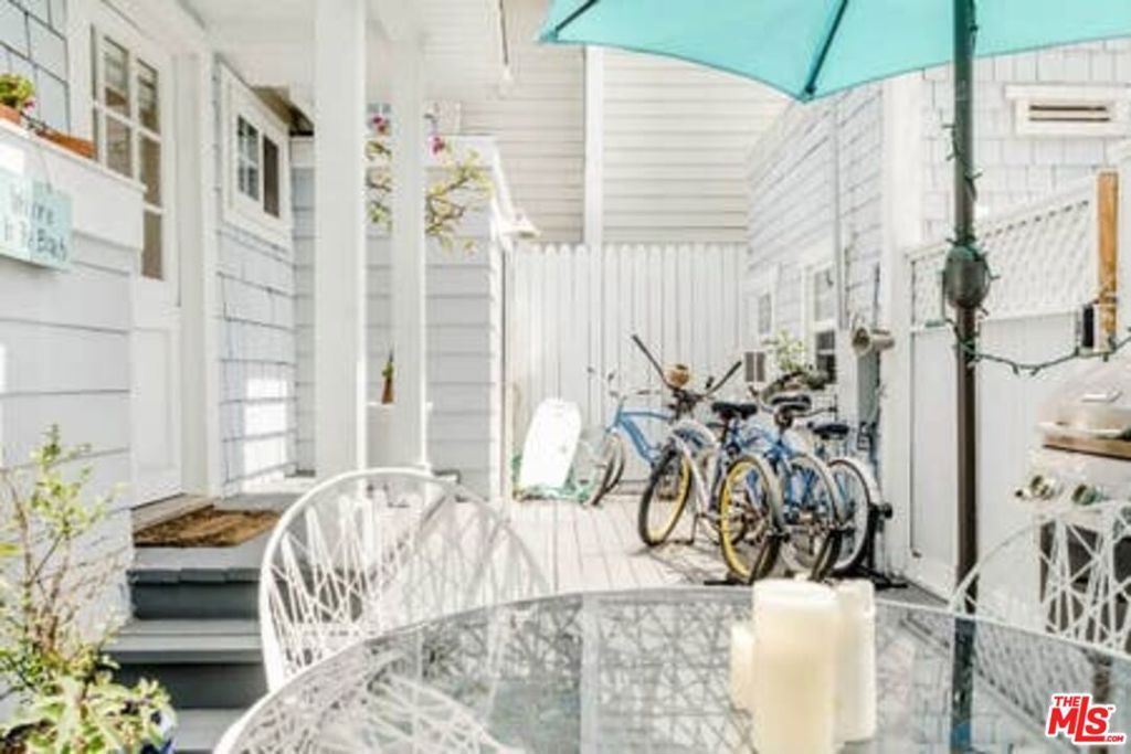 Image 32 of property listing at 2323 Grand Canal, Venice, CA 90291