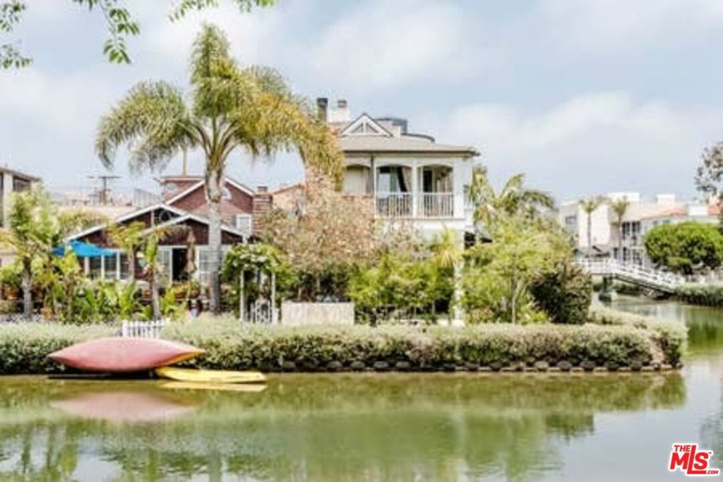 Image 33 of property listing at 2323 Grand Canal, Venice, CA 90291
