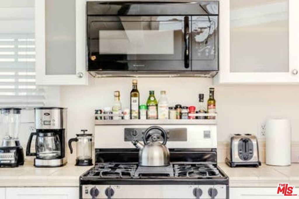 Image 36 of property listing at 2323 Grand Canal, Venice, CA 90291