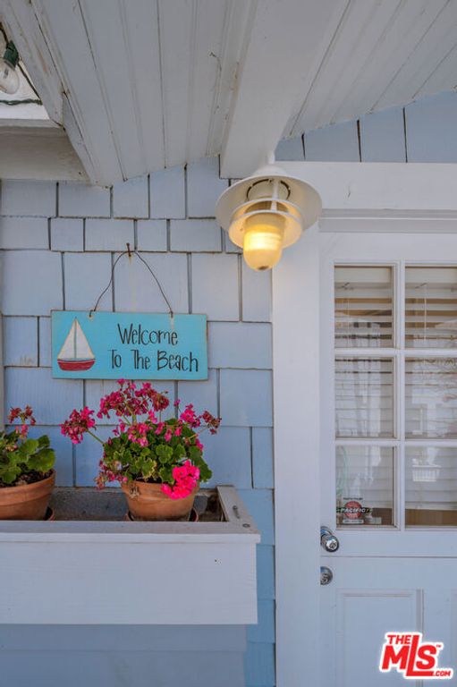 Image 5 of property listing at 2323 Grand Canal, Venice, CA 90291