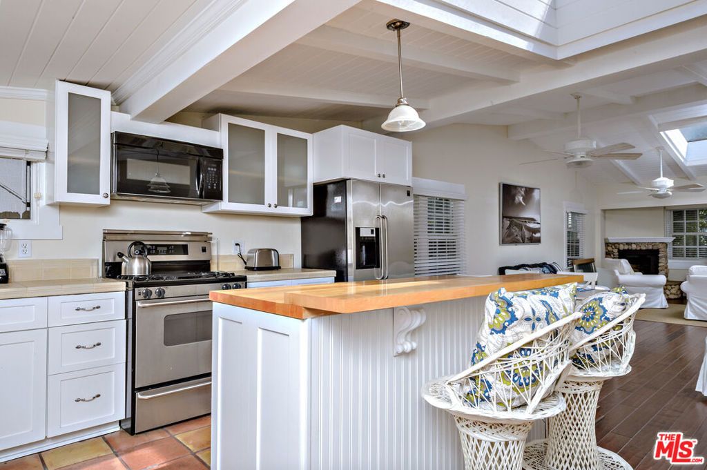 Image 6 of property listing at 2323 Grand Canal, Venice, CA 90291