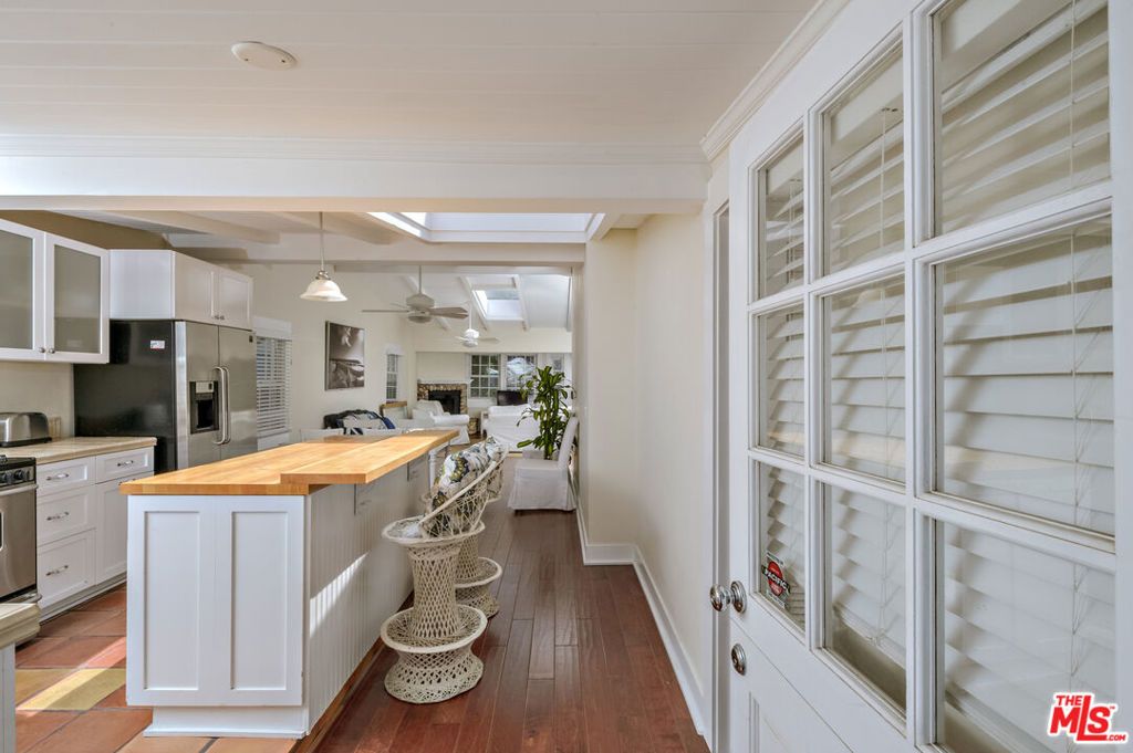 Image 7 of property listing at 2323 Grand Canal, Venice, CA 90291