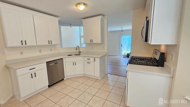 405 Cobblestone Court, South Brunswick, NJ 08852