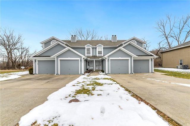 6033 NE Moonstone Drive, Lee's Summit, MO 64064