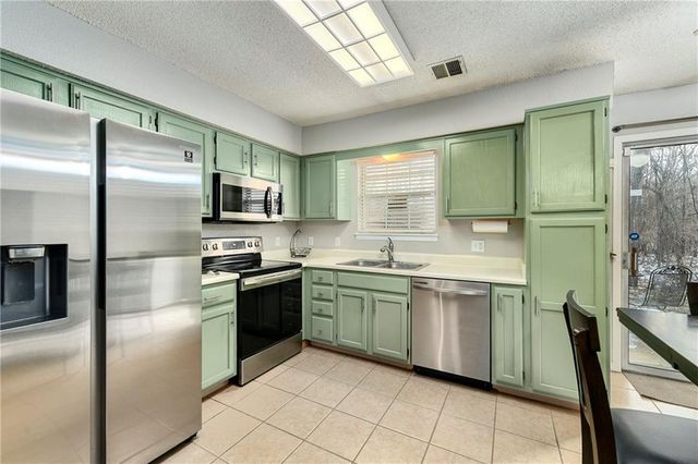 6033 NE Moonstone Drive, Lee's Summit, MO 64064