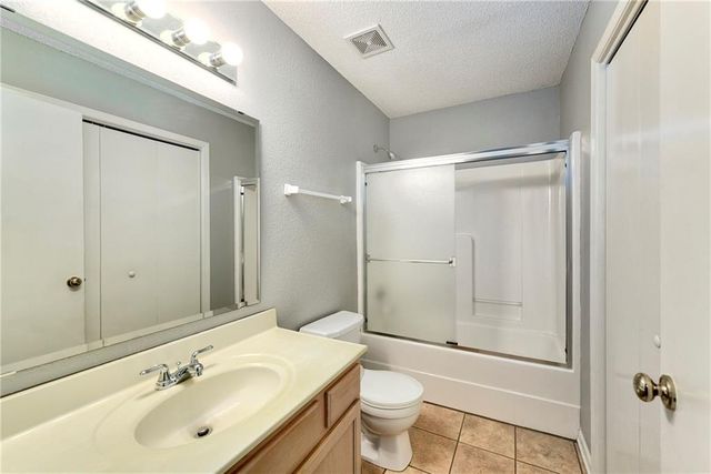 6033 NE Moonstone Drive, Lee's Summit, MO 64064