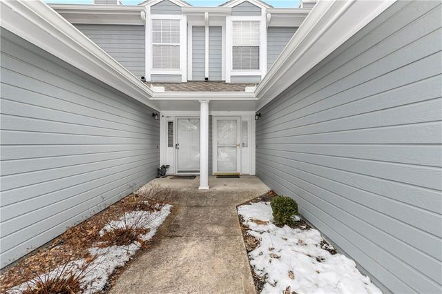 6033 NE Moonstone Drive, Lee's Summit, MO 64064