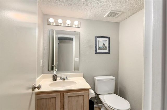 6033 NE Moonstone Drive, Lee's Summit, MO 64064