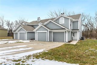 6033 NE Moonstone Drive, Lee's Summit, MO 64064