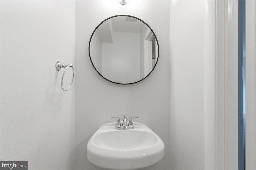 Image 7 of property listing at 2312 EWING AVE #9, Suitland, MD 20746