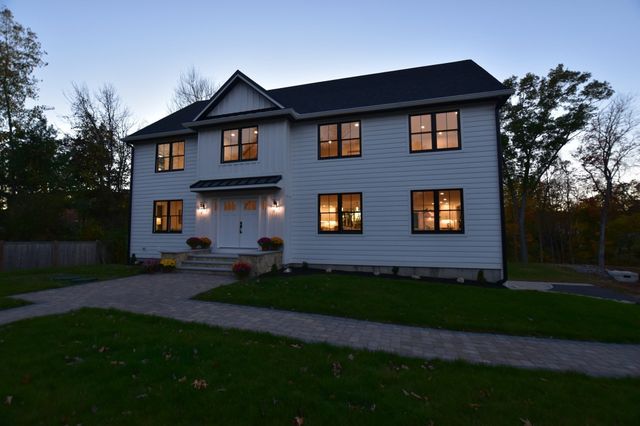 5 Lee Avenue, Wilmington, MA 01887