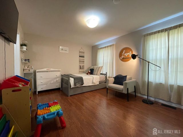 399 Hadleigh Lane, North Brunswick, NJ 08902