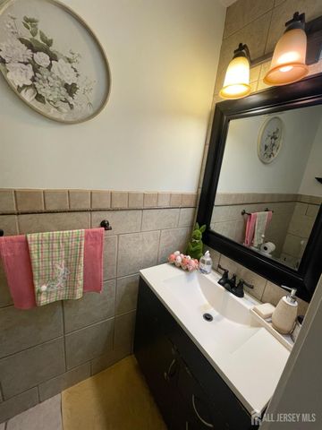 399 Hadleigh Lane, North Brunswick, NJ 08902