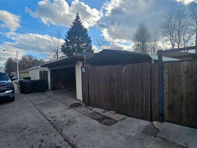 10955 S Mackinaw Avenue, Chicago, IL 60617