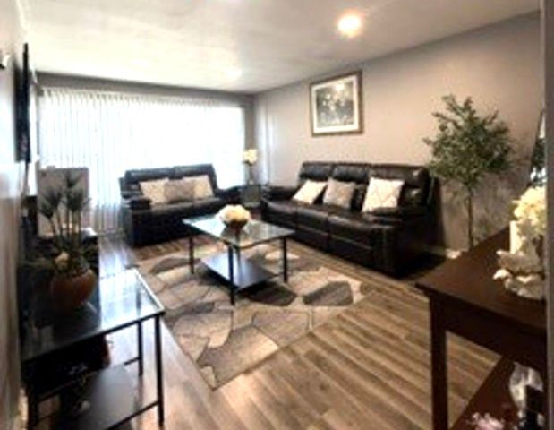 10955 S Mackinaw Avenue, Chicago, IL 60617