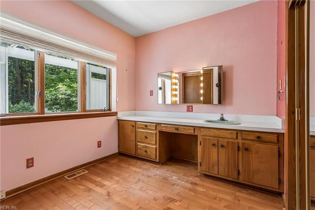 34 Madison LN S, Newport News, VA 23606