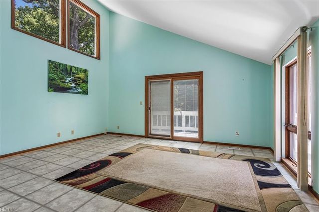 34 Madison LN S, Newport News, VA 23606