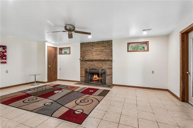 34 Madison LN S, Newport News, VA 23606