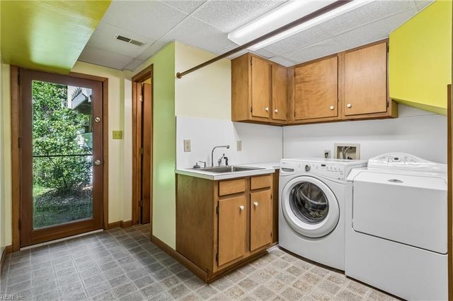 34 Madison LN S, Newport News, VA 23606