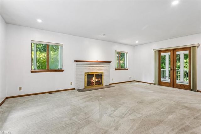 34 Madison LN S, Newport News, VA 23606