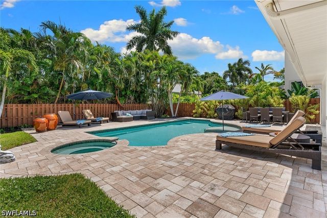 580 97th AVE N, Naples, FL 34108