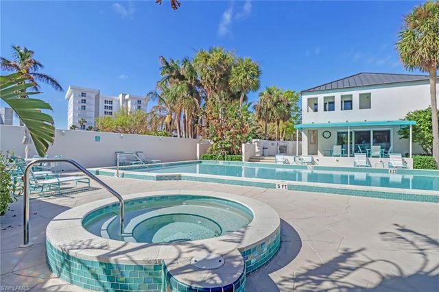 205 Park Shore Dr Apt 443, Naples, FL 34103