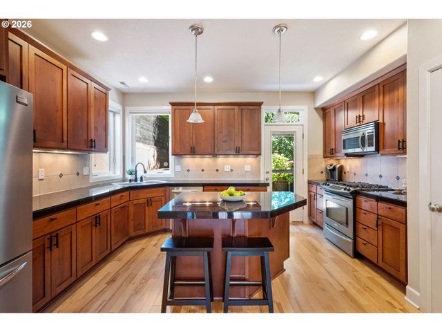 6920 N CHARLESTON Ave, Portland, OR 97203